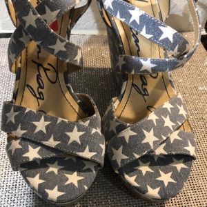 Light blue textile wedges with stars